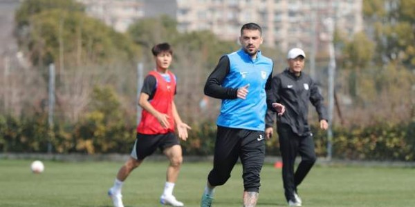 乐鱼体育网址-斯坦丘休2天，大连4将连轴转 杨铭锐实力大于名气，控球是陷阱